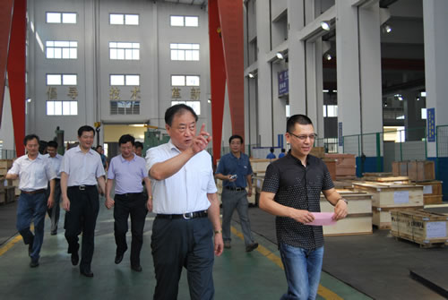 嘉定區委副書記曹一丁在滬工董事長楊猛陪同下視察滬工新廠房