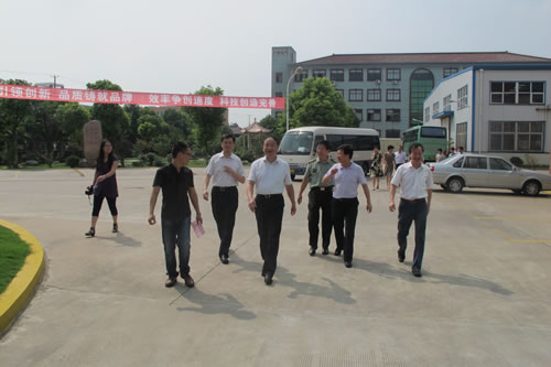 嘉定區委副書記曹一丁在滬工董事長楊猛陪同下視察滬工廠區