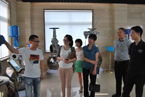 圖2 考評認定組領導參觀滬工閥門產品展廳