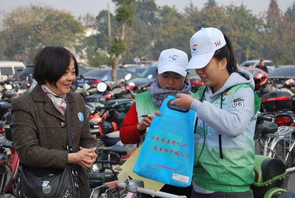滬工志愿者在嘉定區(qū)博樂路開展“好心人幫好心人”募捐活動(dòng)1