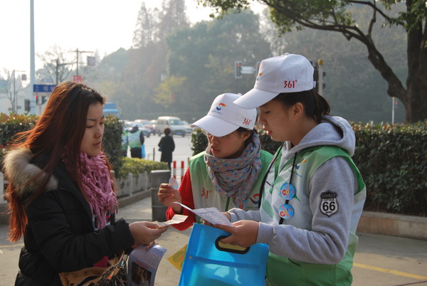 滬工志愿者在嘉定區(qū)博樂路開展“好心人幫好心人”募捐活動(dòng)3