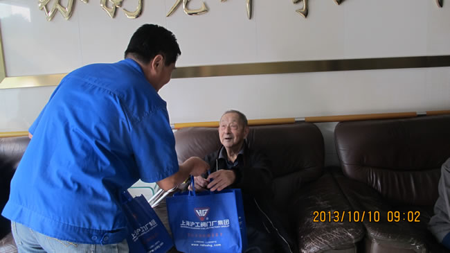 滬工閥門集團工會主席林銀華給老人發送慰問品