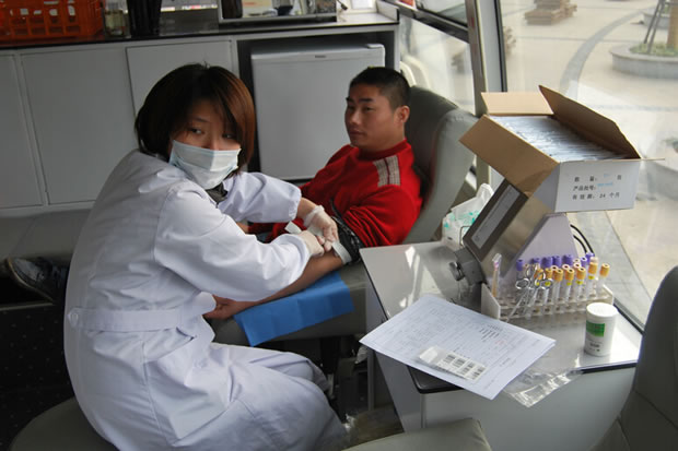 公司員工到嘉定博樂(lè)廣場(chǎng)獻(xiàn)血車(chē)參加義務(wù)獻(xiàn)血