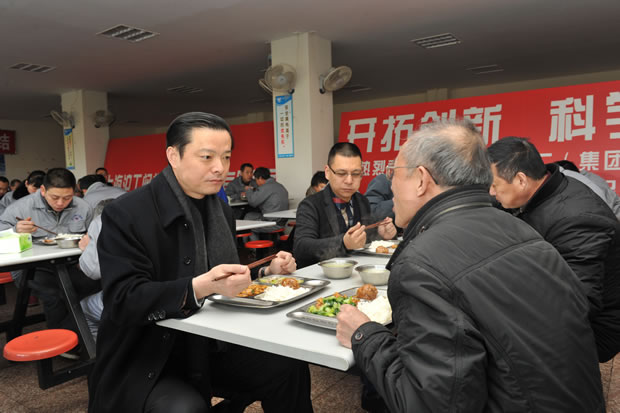 陳賓在滬工閥門集團進工作午餐,與公司員工交談