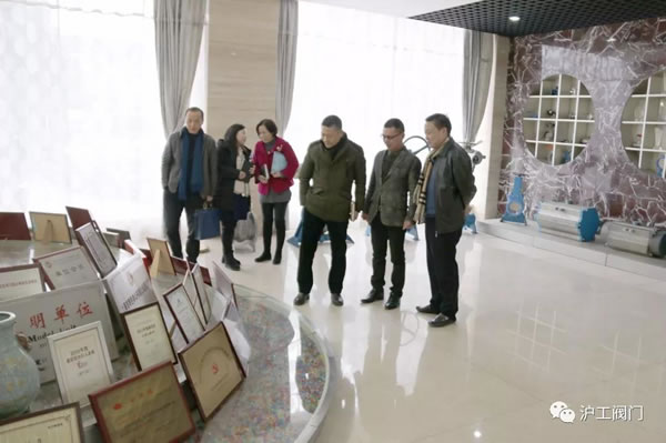 浦忠明局長在上海滬工閥門廠調研(圖1)