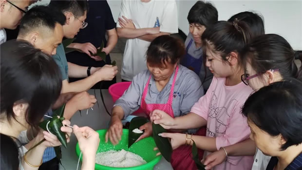 2021年上海滬工閥門廠端午節(jié)包粽子活動(圖4)