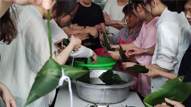 2021年上海滬工閥門廠端午節(jié)包粽子活動(圖8)