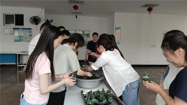 2021年上海滬工閥門廠端午節(jié)包粽子活動(圖9)