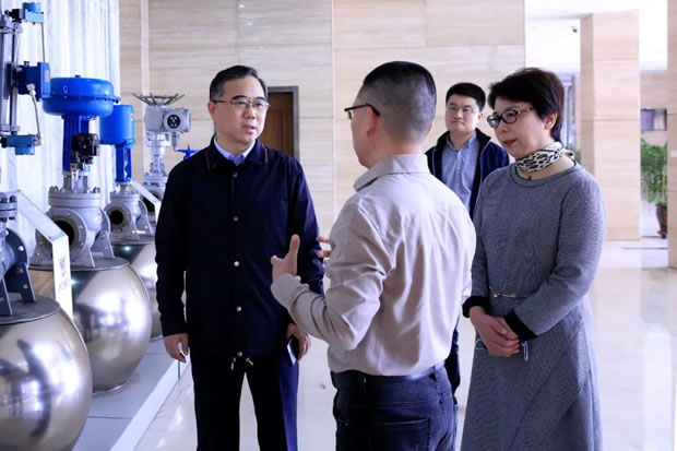 嘉定區(qū)委常委、組織部部長姚衛(wèi)華蒞臨上海滬工閥門廠(集團)有限公司開展走訪調(diào)研工作(圖1)