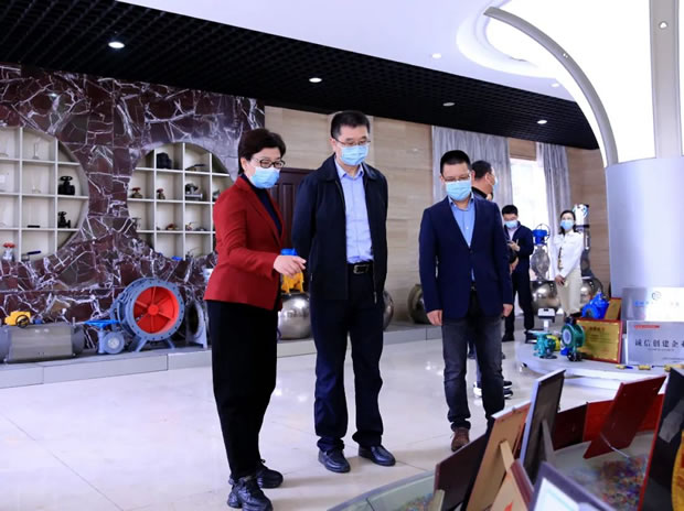 嘉定區(qū)委副書(shū)記周文杰蒞臨上海滬工閥門(mén)廠開(kāi)展走訪調(diào)研工作(圖1)